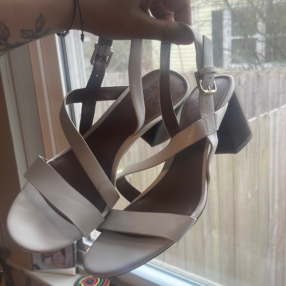 Naturalized white pumps